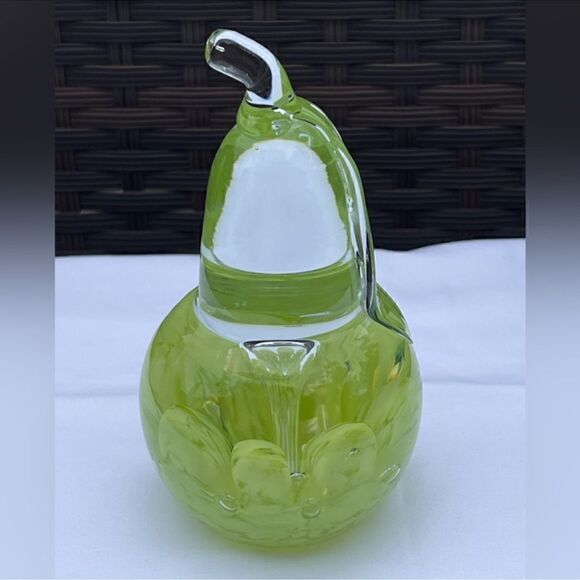 EUC St Clair lime Green Pear Paperweight - Picture 2 of 4